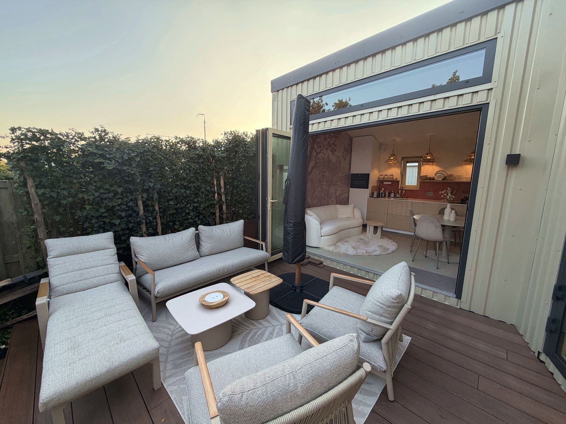 Terras met loungeset voor de open harmonicadeuren