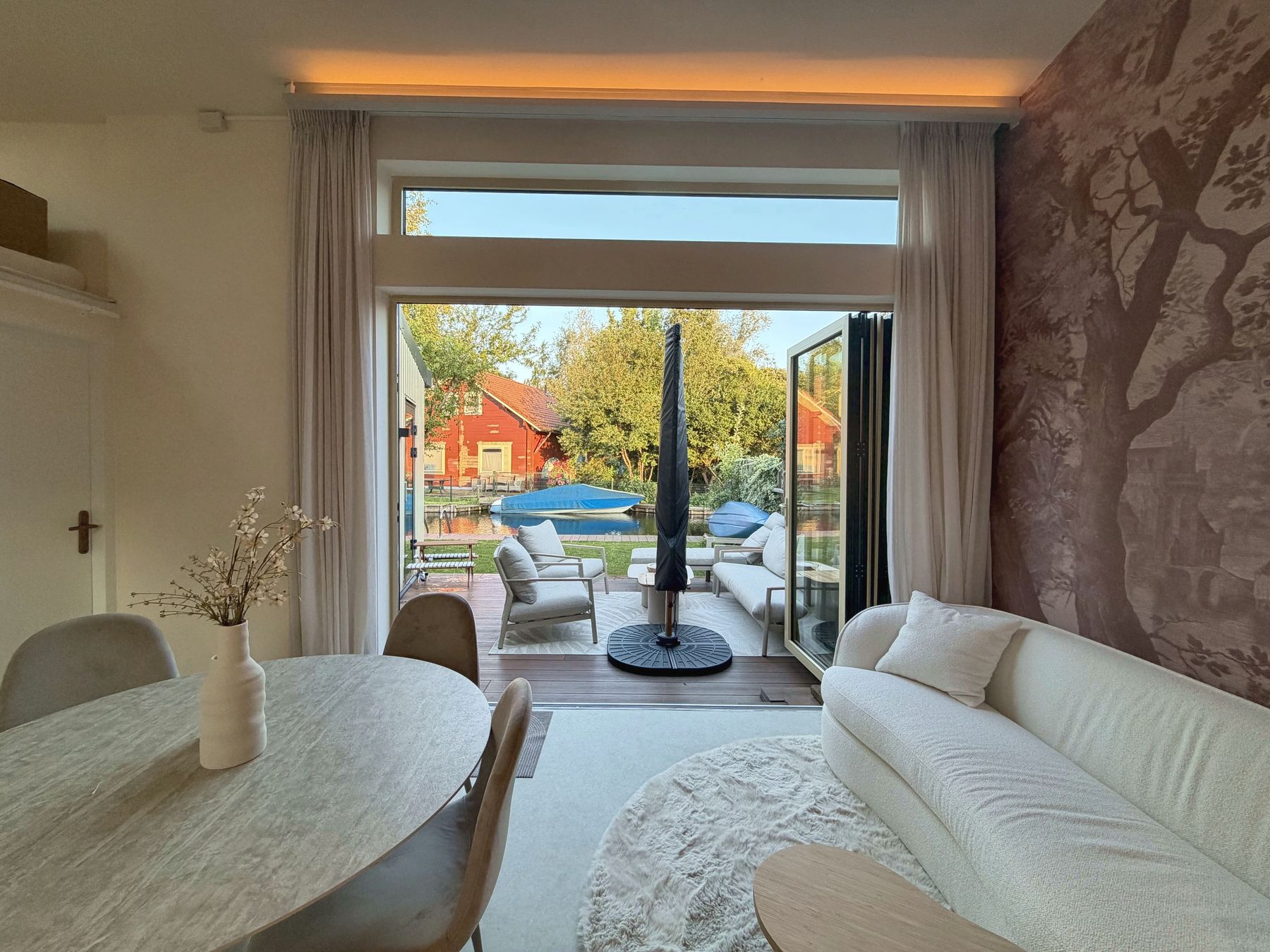 Uitzicht vanuit de woonkamer op het water