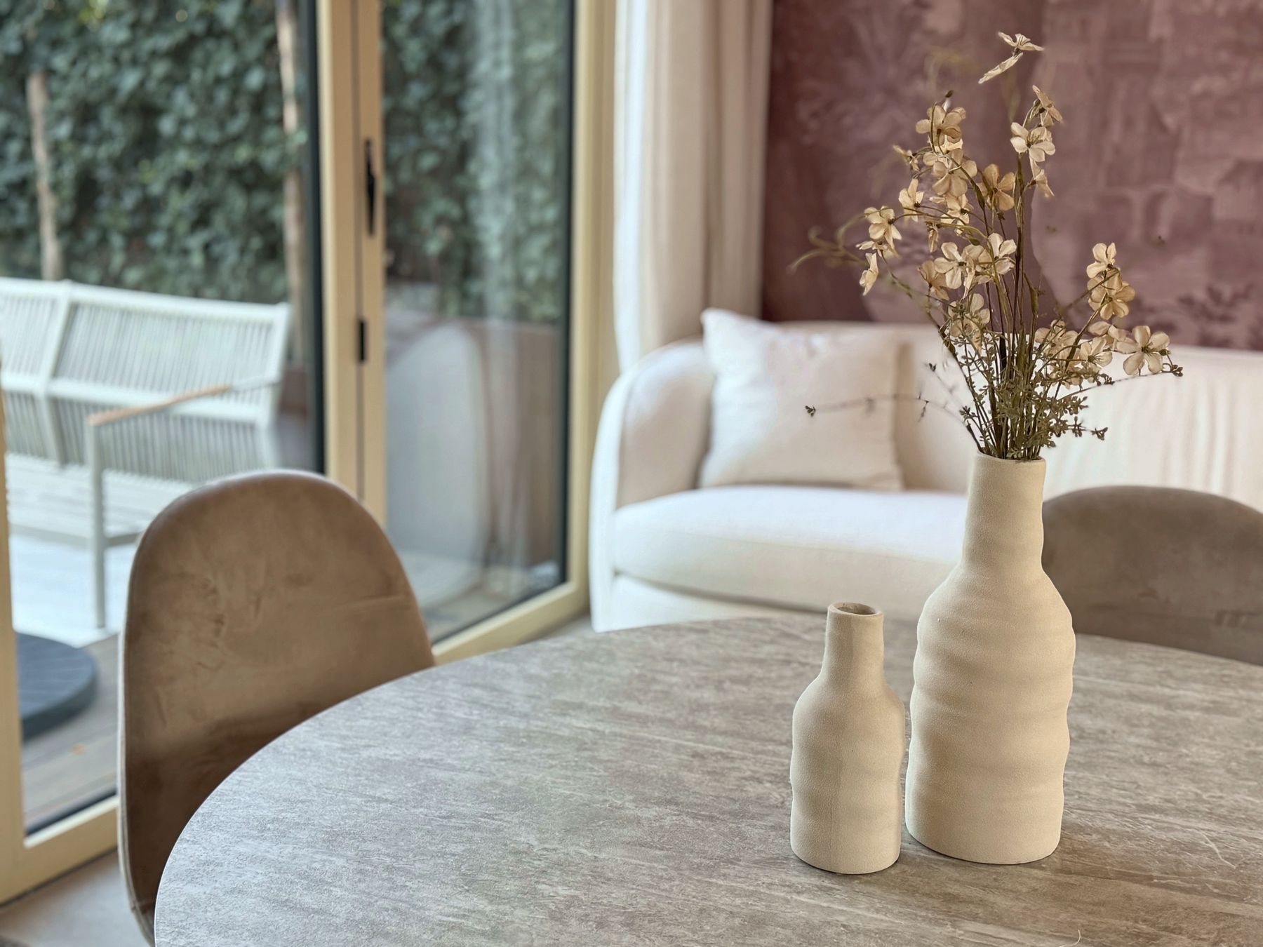 Vazen met bloemen op de eettafel