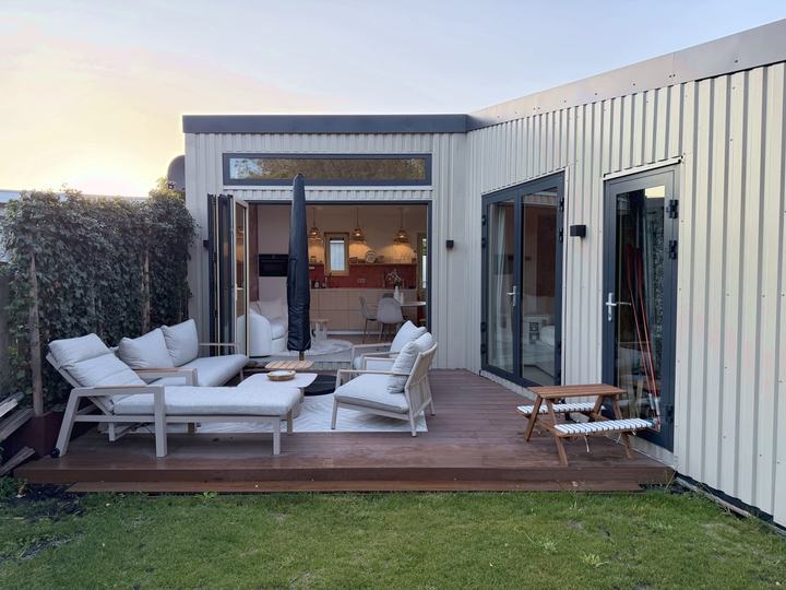 Het huis met terras en gazon