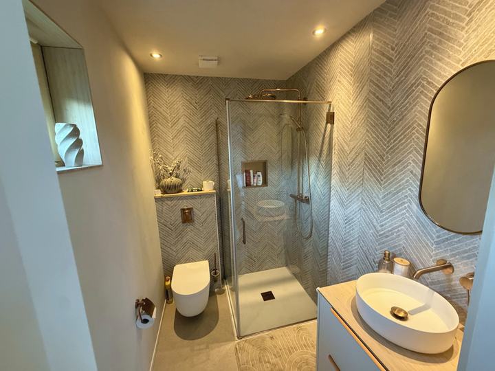 Badkamer met inloopdouche en visgraattegels