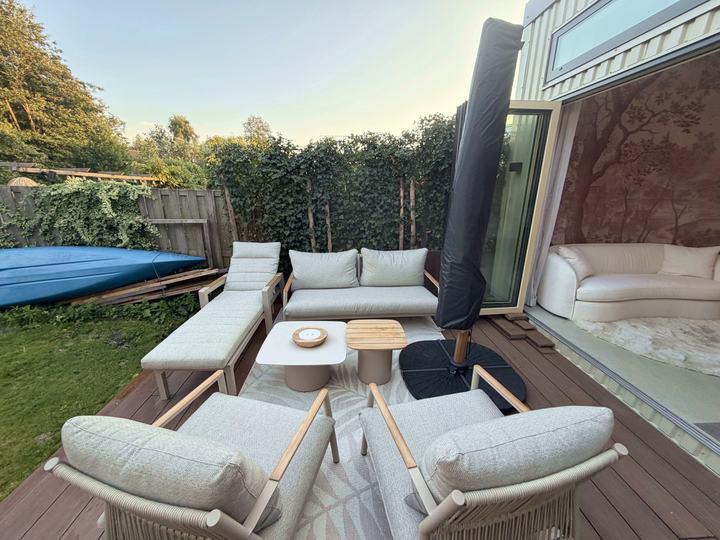 Loungeset op het terras naast de woonkamer
