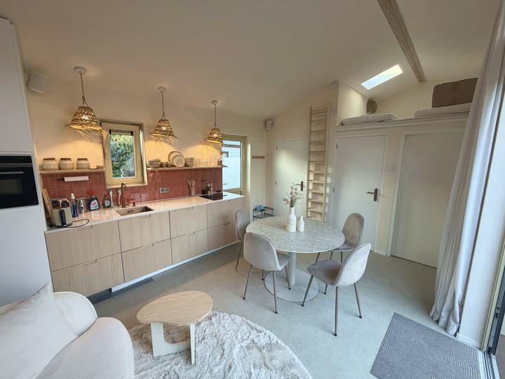 Keuken met eettafel en ladder naar de entresol
