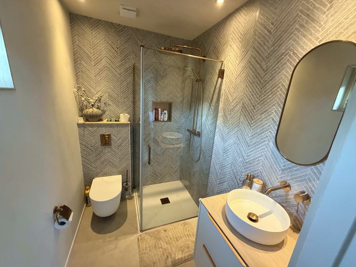 Badkamer met regendouche