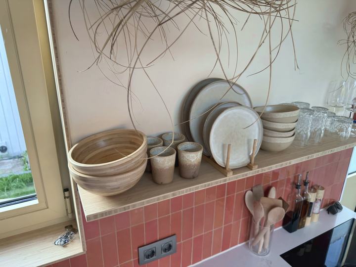 Keramiek servies op de keukenplank