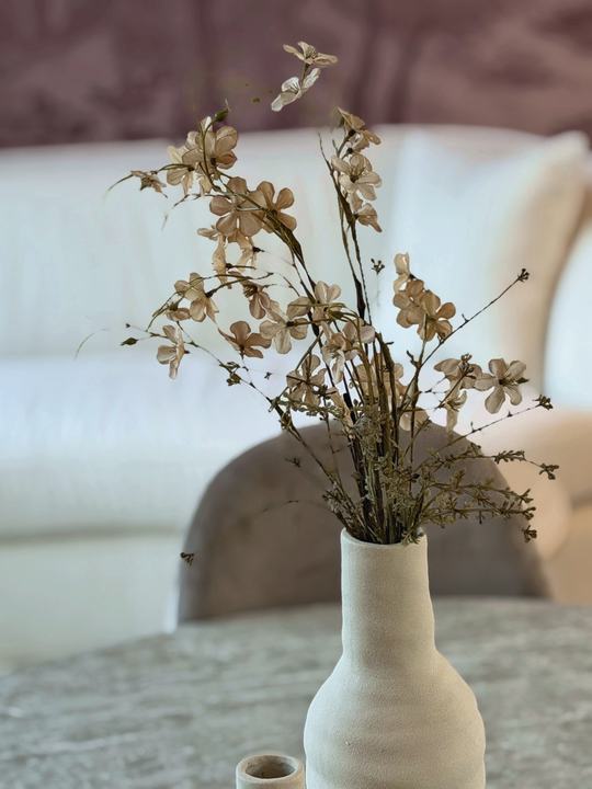 Bloemen in een keramiek vaas